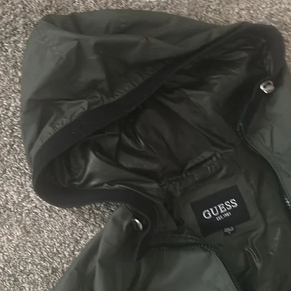 Guess army green windbreaker size large - Picture 3 of 4